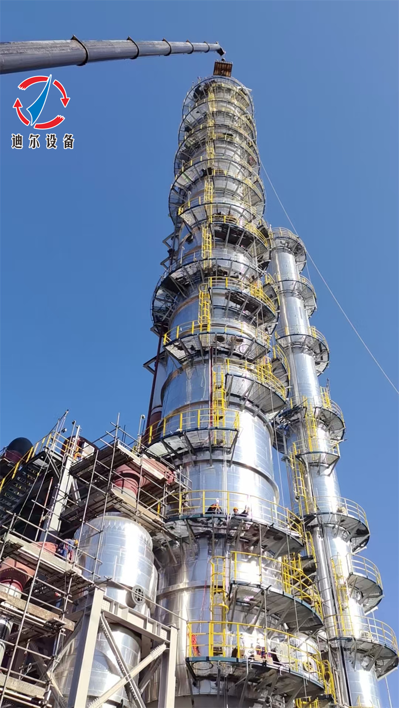 迪爾設(shè)備正在廣東惠州某化工廠客戶安裝脫乙醇項目塔塔內(nèi)件填料