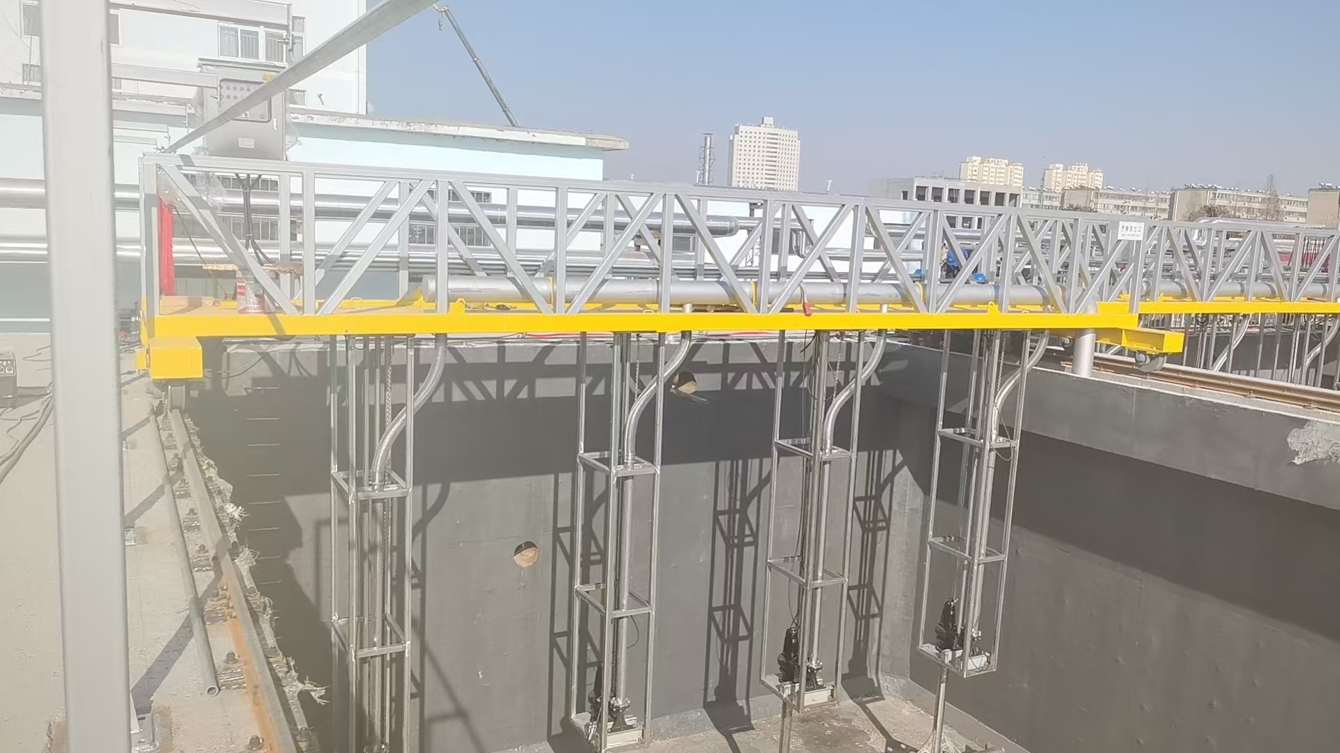 南京兰江泵业行车式吸泥机安装圆满完成